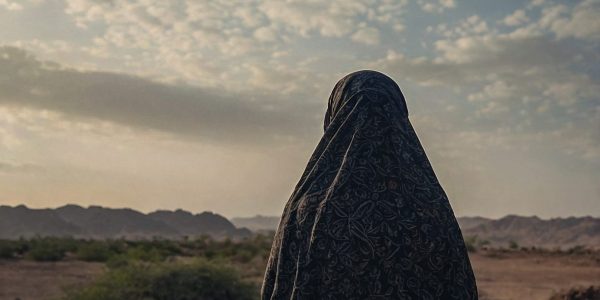 Default_imagine_see_a_poor_woman_from_Yemen_to_horizon_having_3_e34e6dff-8eab-4183-9324-069f3adfb8ba_0